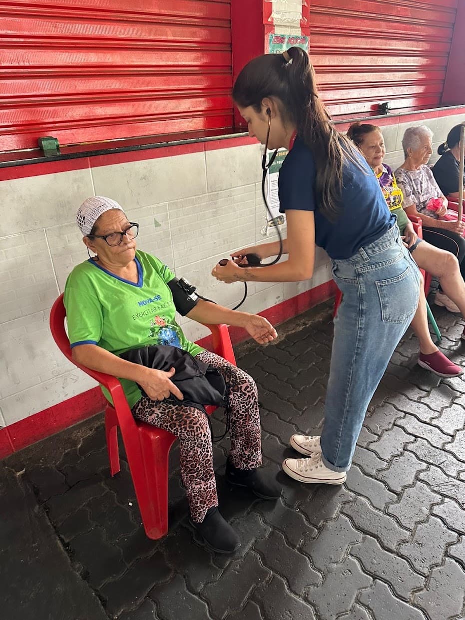 Orientação fisioterapêutica para segurança e mobilidade de pessoa idosa