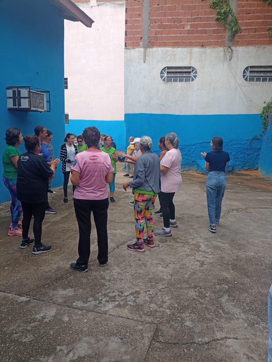 Atendimento fisioterapêutico com exercício para mobilidade da coluna