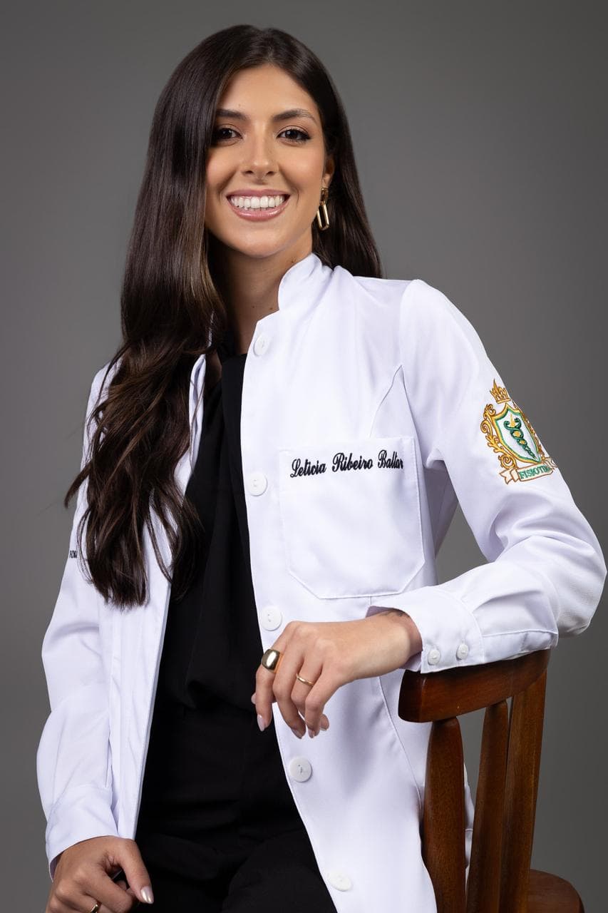 Dra. Letícia Baltar durante atendimento de fisioterapia domiciliar